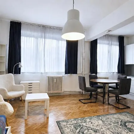 A Quiet In The Heart Of The Centre Apartment